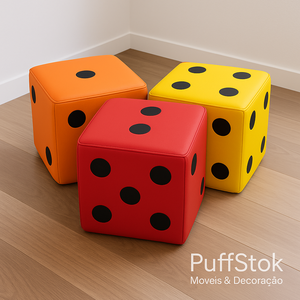 uff em formato de dado colorido – Puff decorativo em cores vibrantes (laranja, vermelho e amarelo) com pontos pretos, ideal para salas, quartos e ambientes modernos – PuffStok Móveis & Decoração.