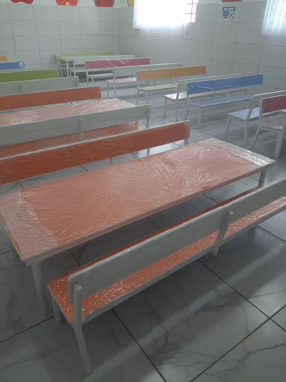 Refeitorio Escolar Com Bancos Laranja