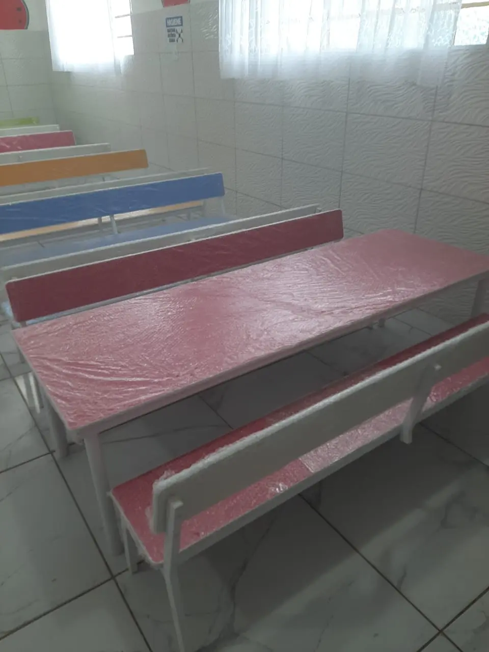 Refeitorio Escolar Com Bancos Rosa