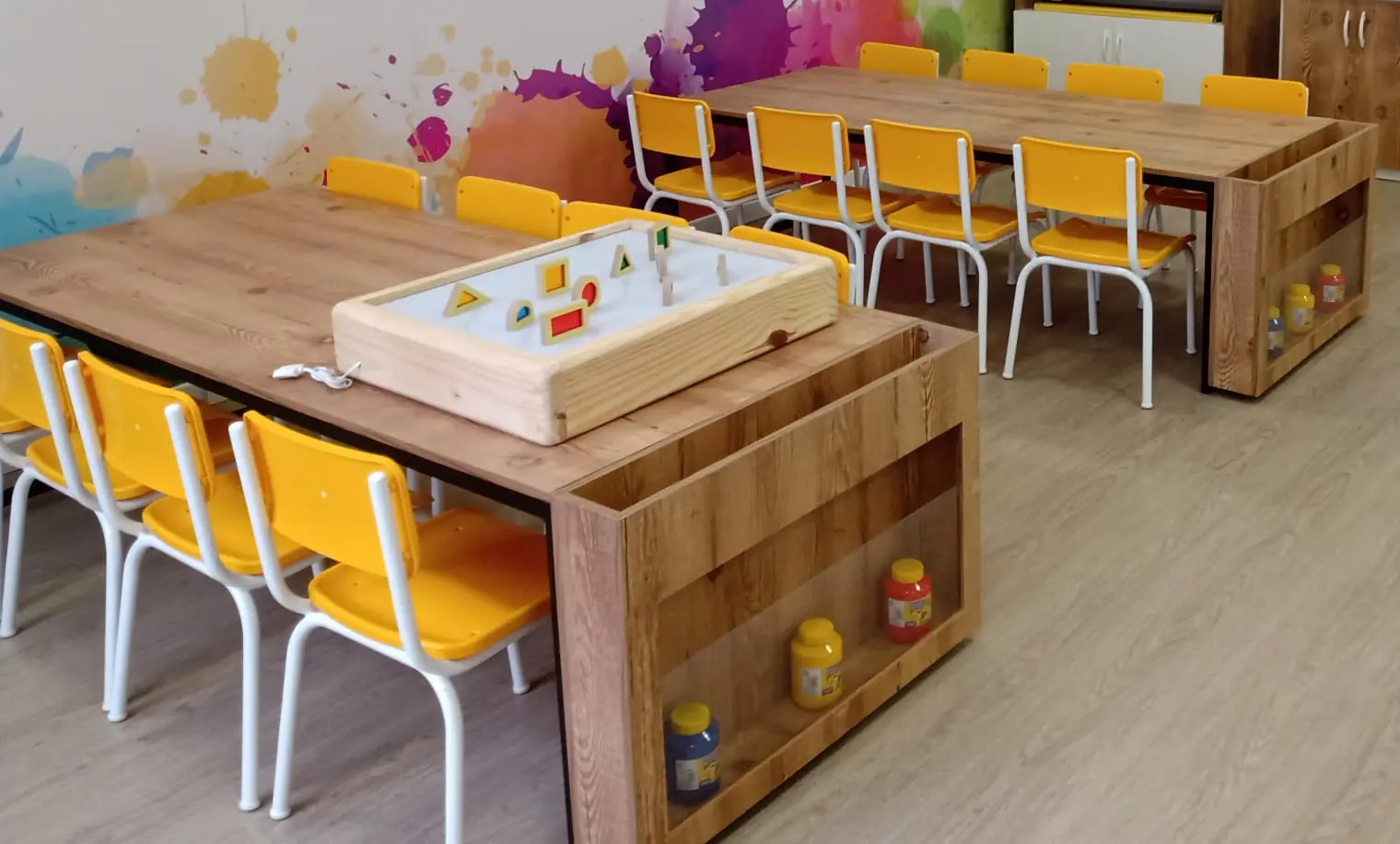 Refeitorio Escolar Com Mesas E Bancos Laranja Modelo 2