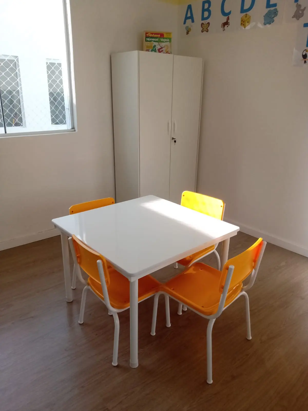 Refeitorio Infantil Com Mesa E Bancos Laranja Modelo 1
