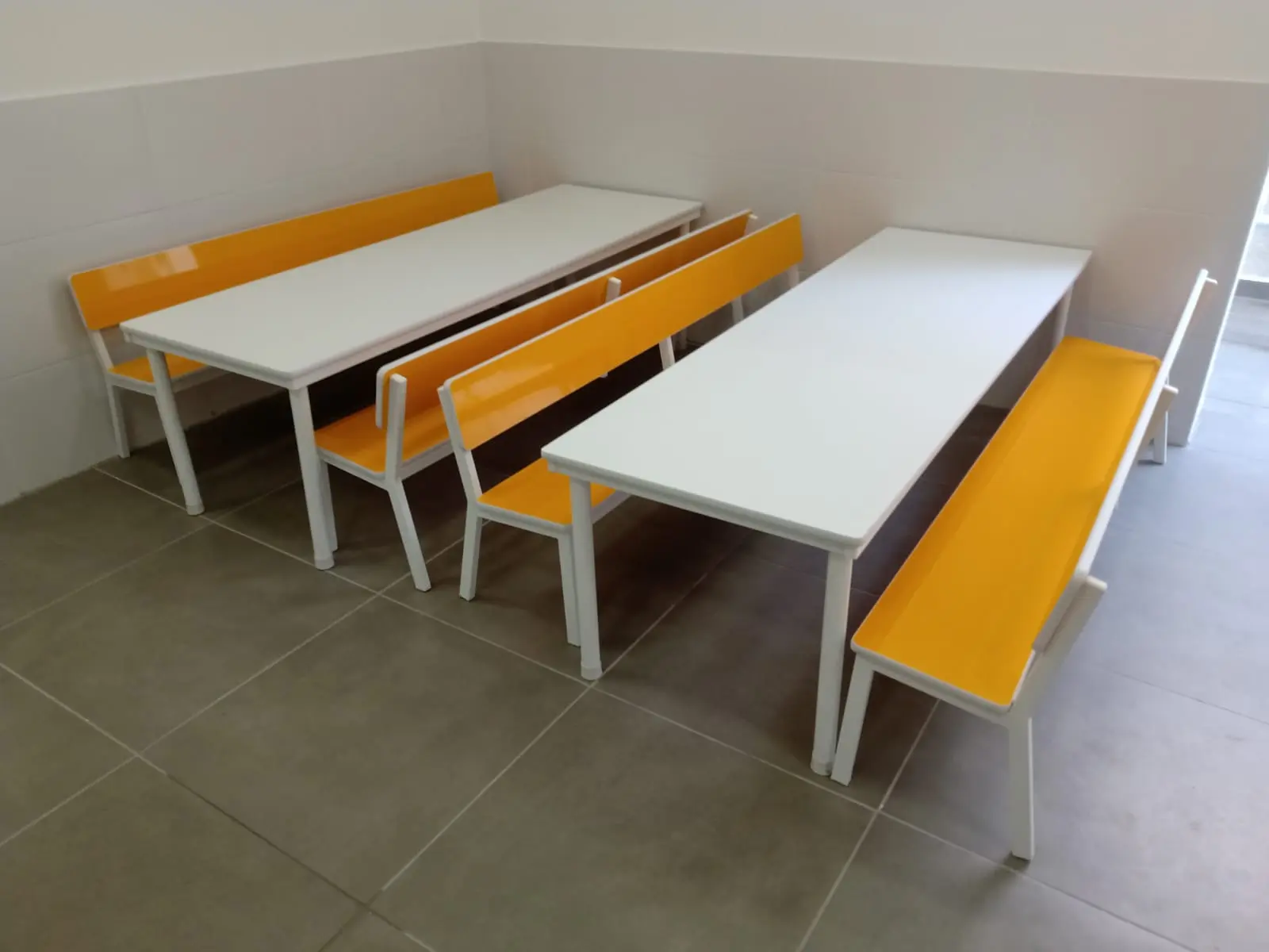 Refeitorio Infantil Com Mesas E Bancos Laranja Modelo 3