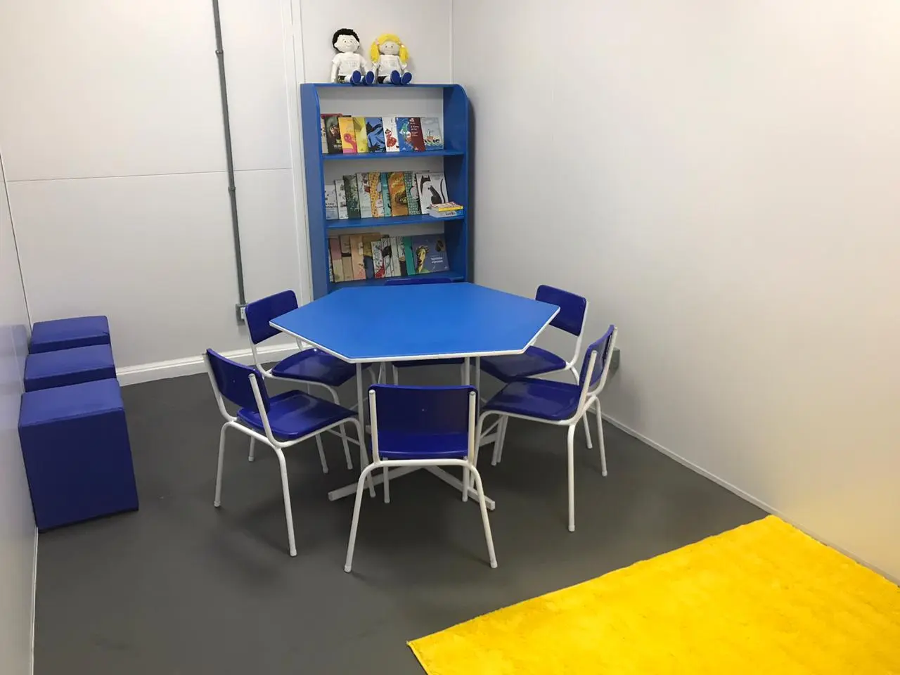 Sala De Aula Com Mesas Azuis Modelo 1