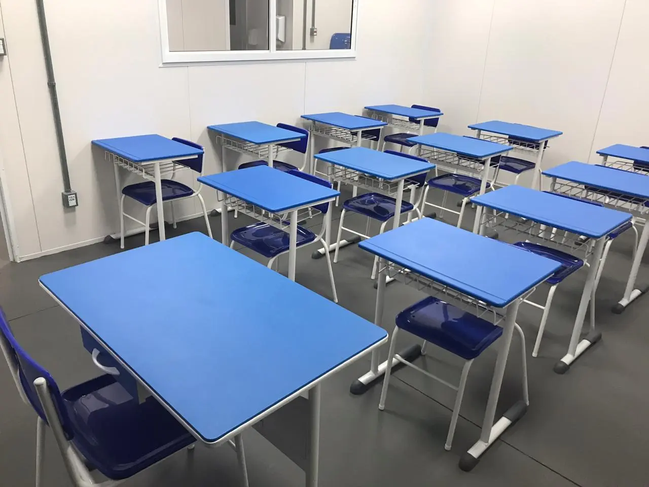Sala De Aula Com Mesas Azuis Modelo 2