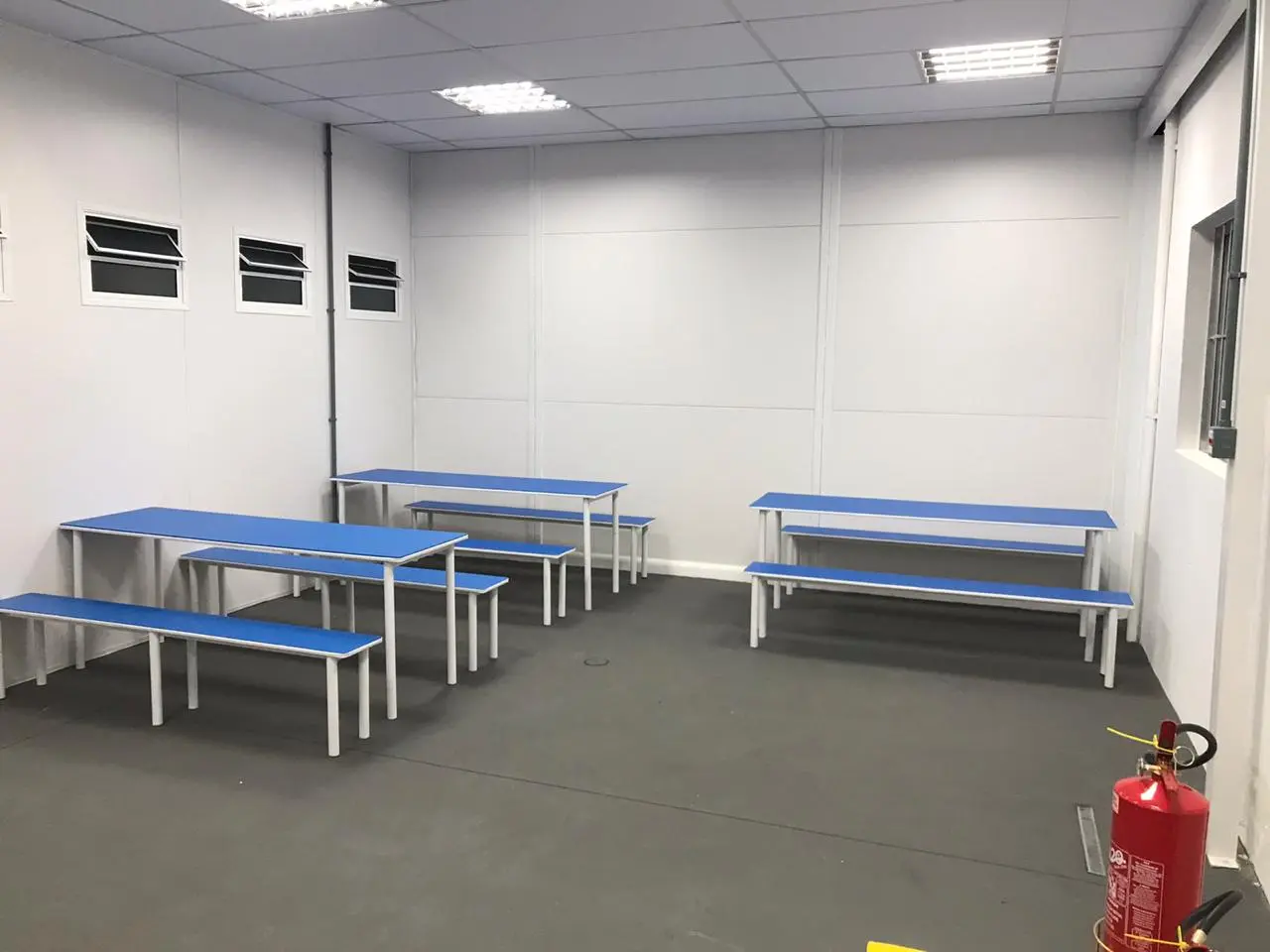 Sala De Aula Com Mesas Azuis Modelo 3
