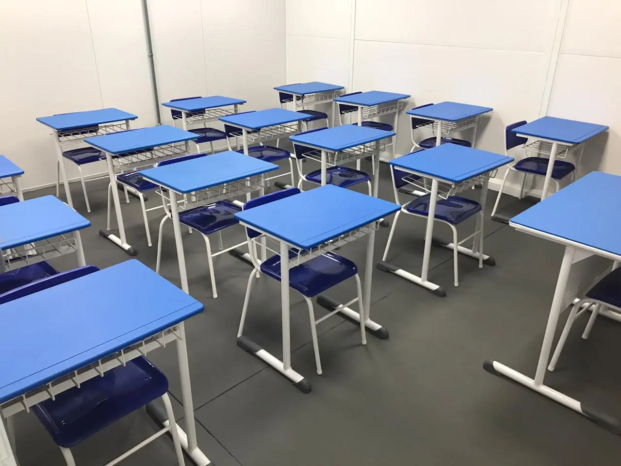 Sala De Aula Com Mesas Azuis Modelo 4