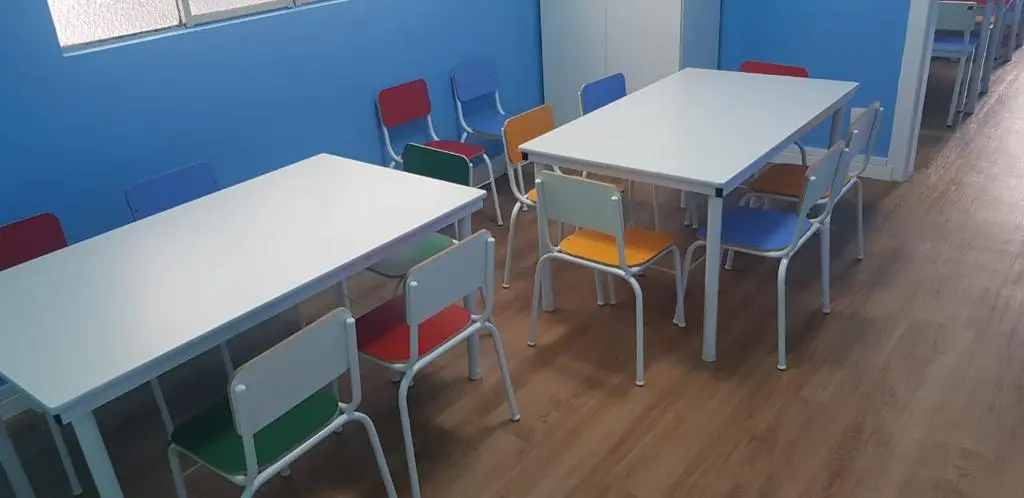 Sala De Aula Infantil Com Mesas Brancas E Azuis Modelo 2