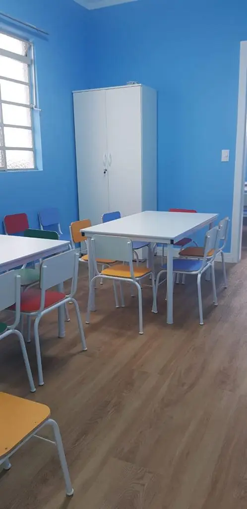 Sala De Aula Infantil Com Mesas Brancas E Azuis