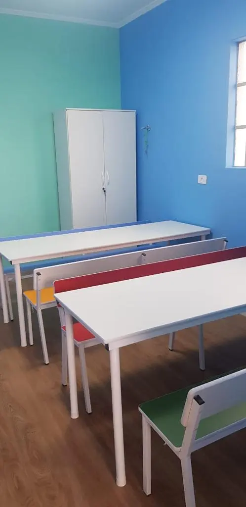 Sala De Aula Infantil Com Mesas Brancas E Vermelhas
