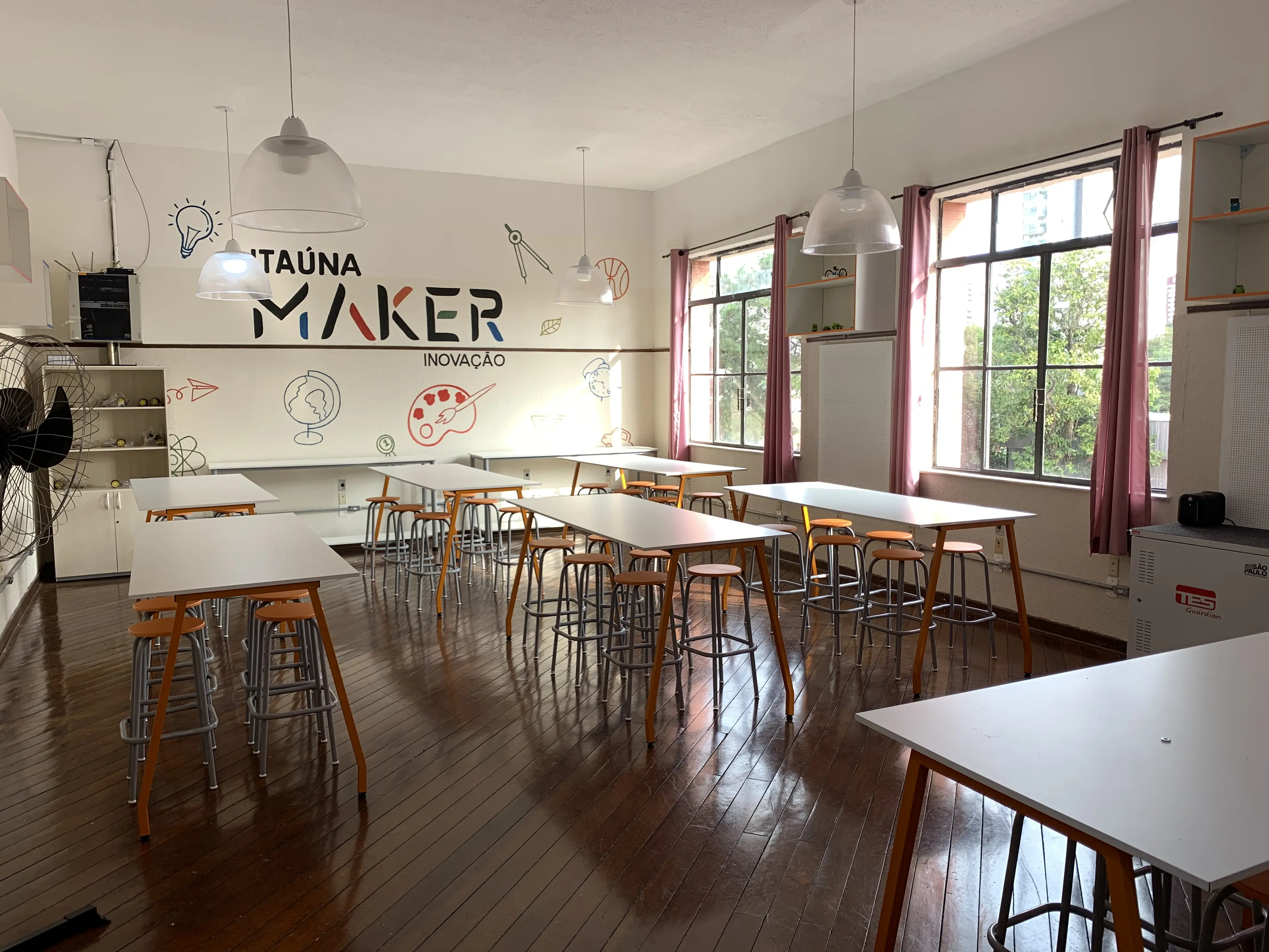 Sala Escolar Com Mesas E Cadeiras Modelo 1