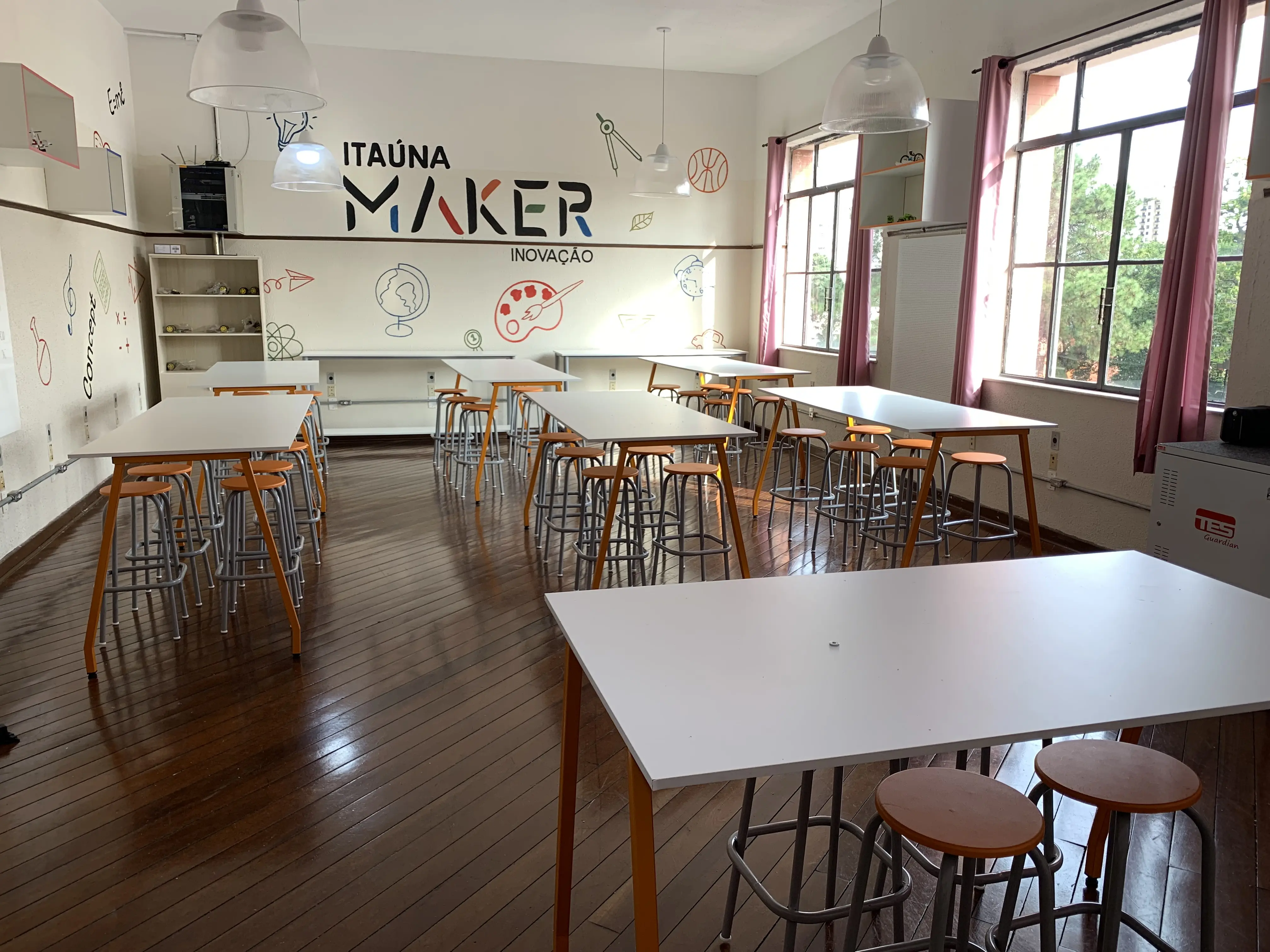 Sala Escolar Com Mesas E Cadeiras Modelo 2