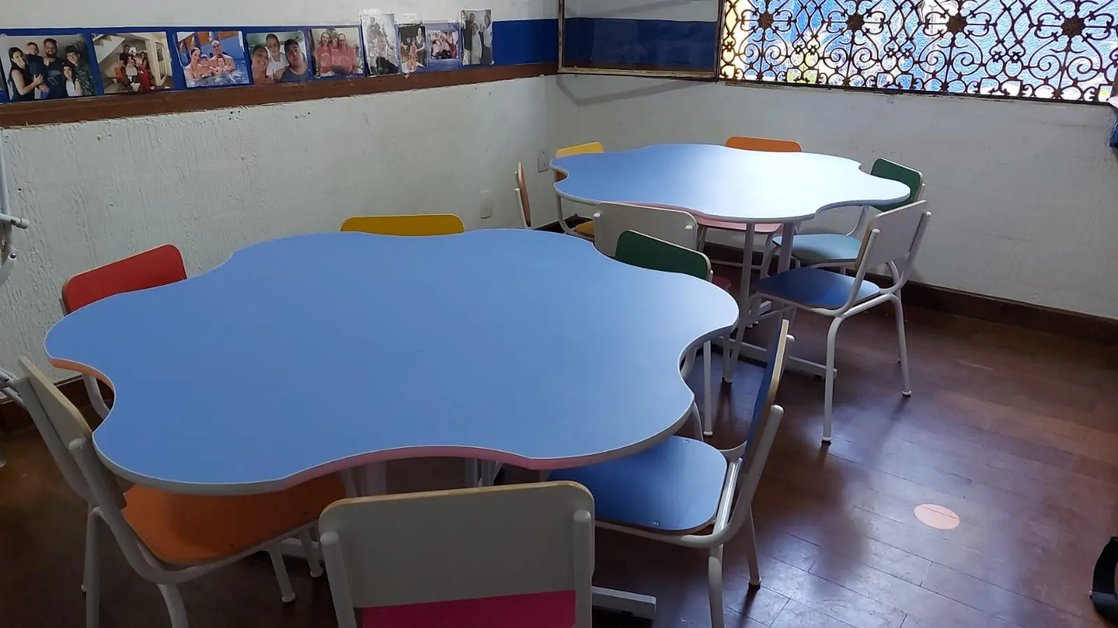 Sala Infantil Com Mesa Redonda Azul Modelo 6