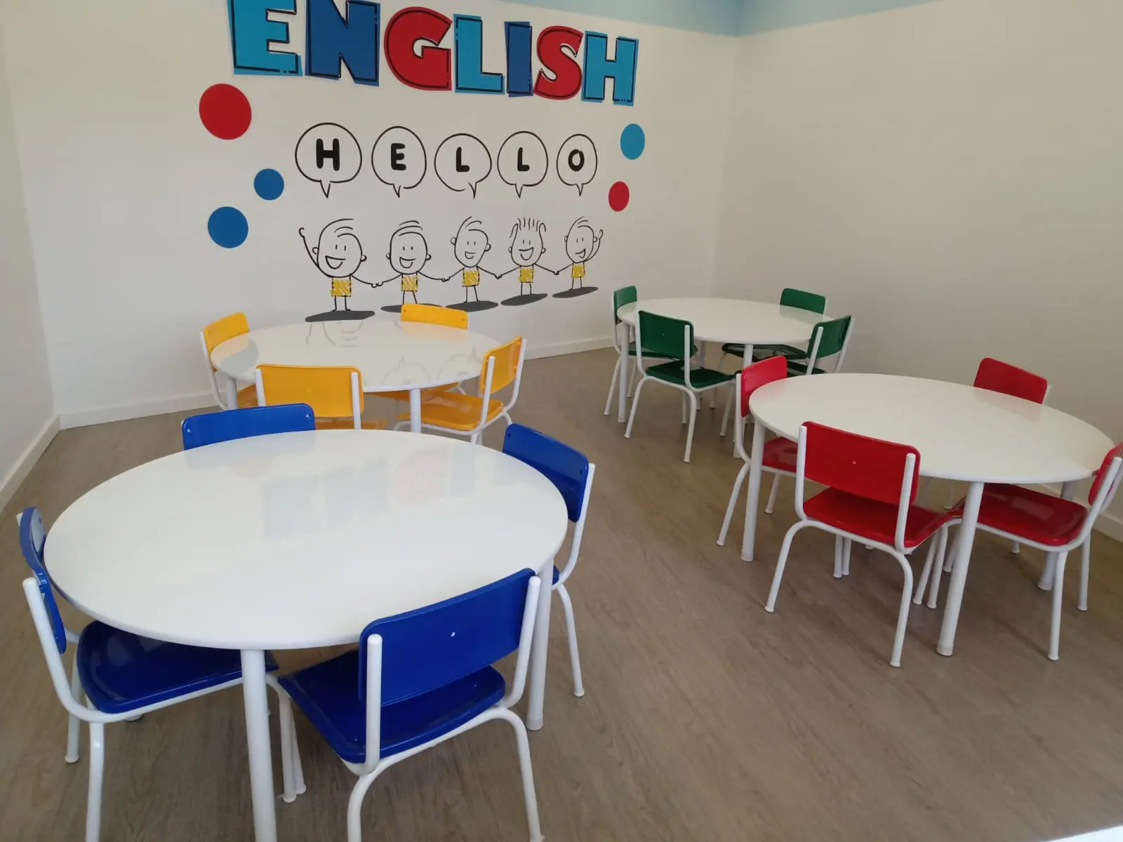 Sala Infantil Com Mesa Redonda E Cadeiras Coloridas Modelo 1