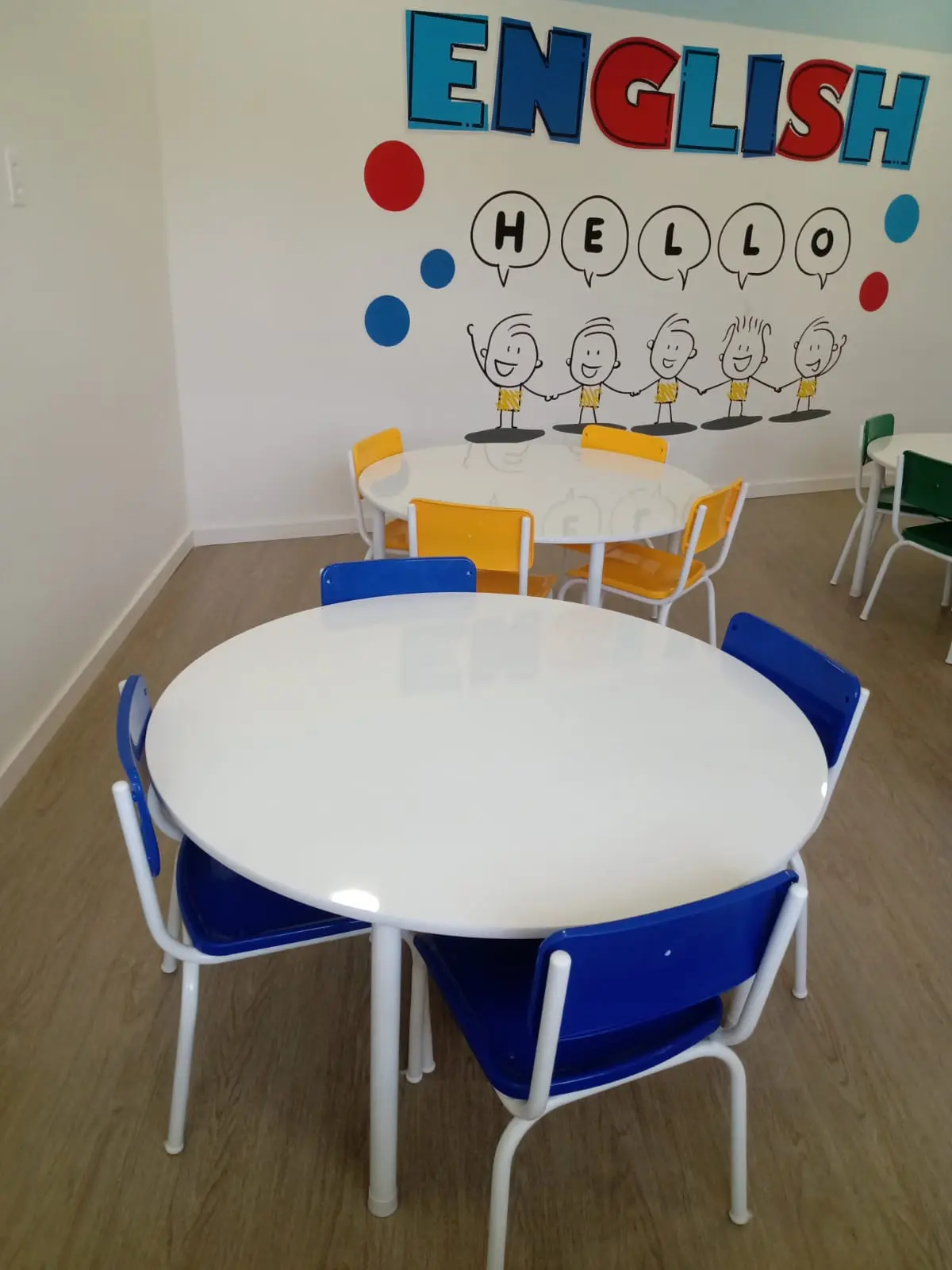 Sala Infantil Com Mesa Redonda E Cadeiras Coloridas Modelo 2