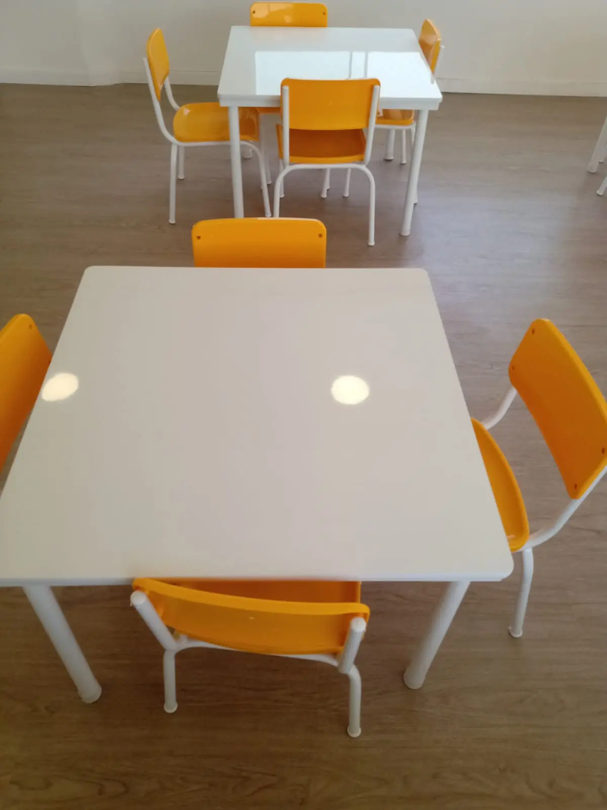 Sala Infantil Com Mesa Retangular E Cadeiras Laranja Modelo 3