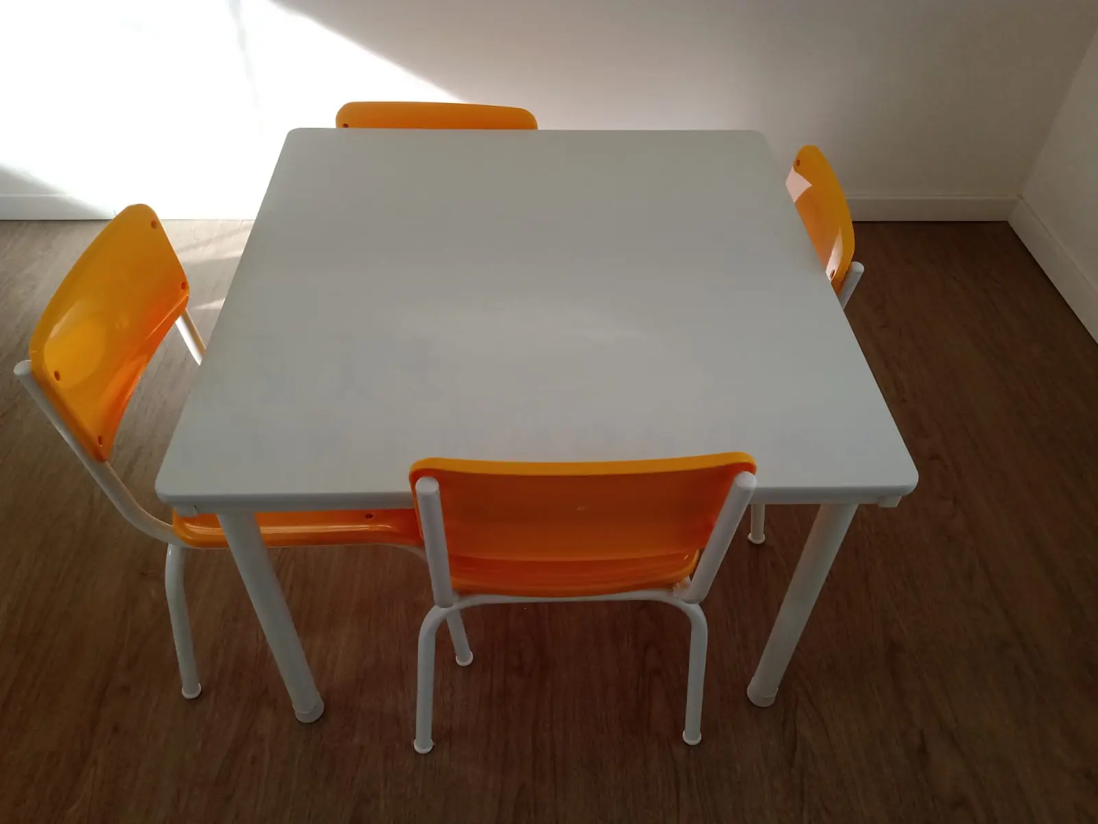 Sala Infantil Com Mesa Retangular E Cadeiras Laranja Modelo 4