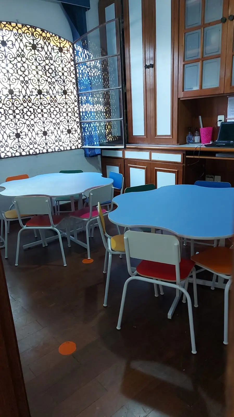 Sala Infantil Com Mesas Azuis E Vermelhas Modelo 1