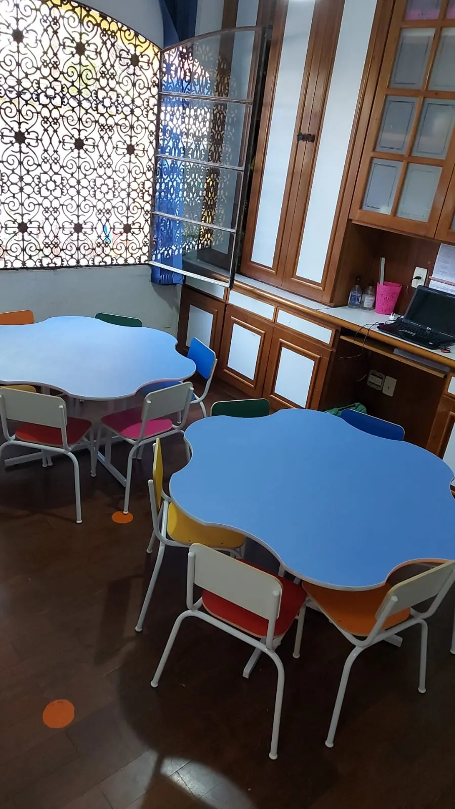 Sala Infantil Com Mesas Azuis E Vermelhas Modelo 3