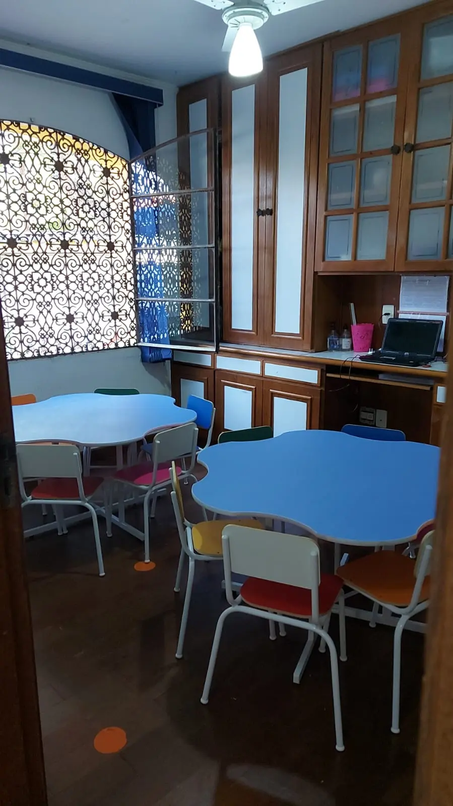 Sala Infantil Com Mesas Azuis Modelo 4