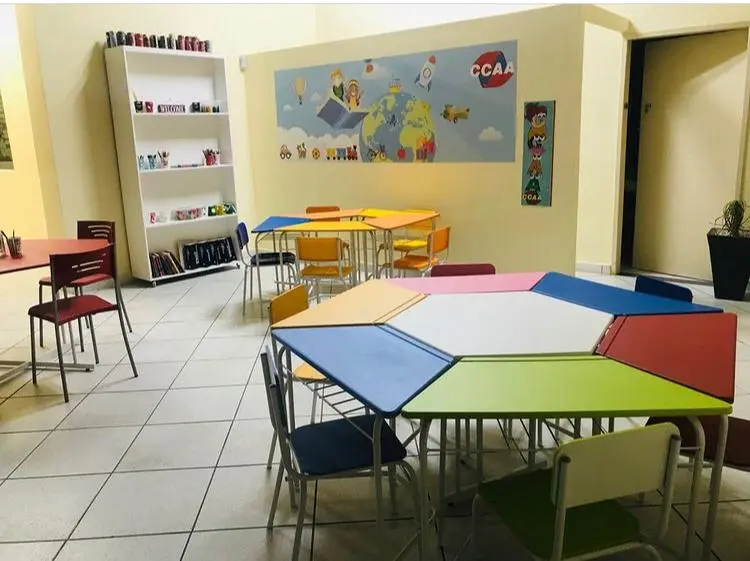 Sala Infantil Com Mesas Coloridas Modelo 1