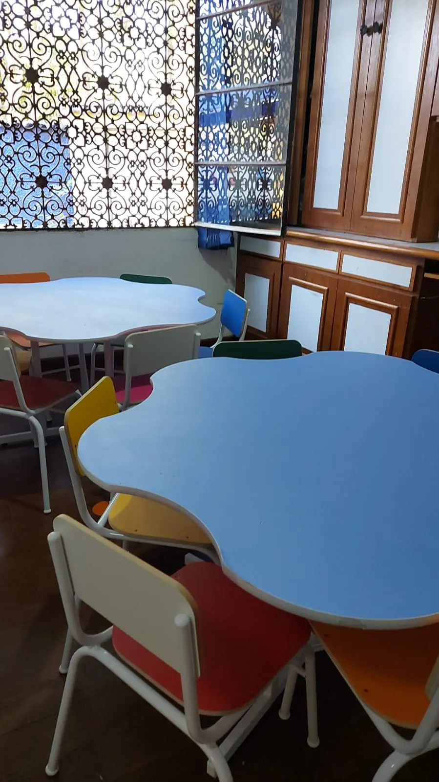 Sala Infantil Com Mesas Coloridas Modelo 2