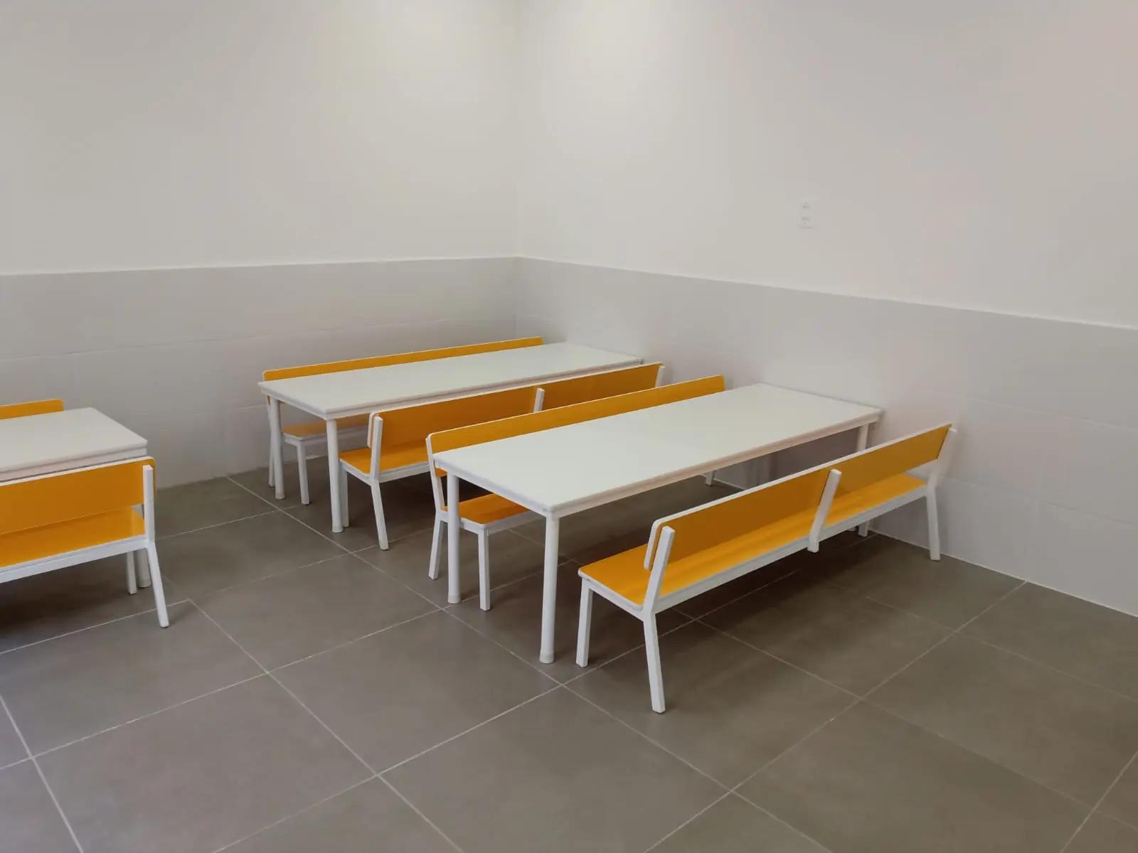 Sala Infantil Com Mesas E Cadeiras Amarelas Modelo 1