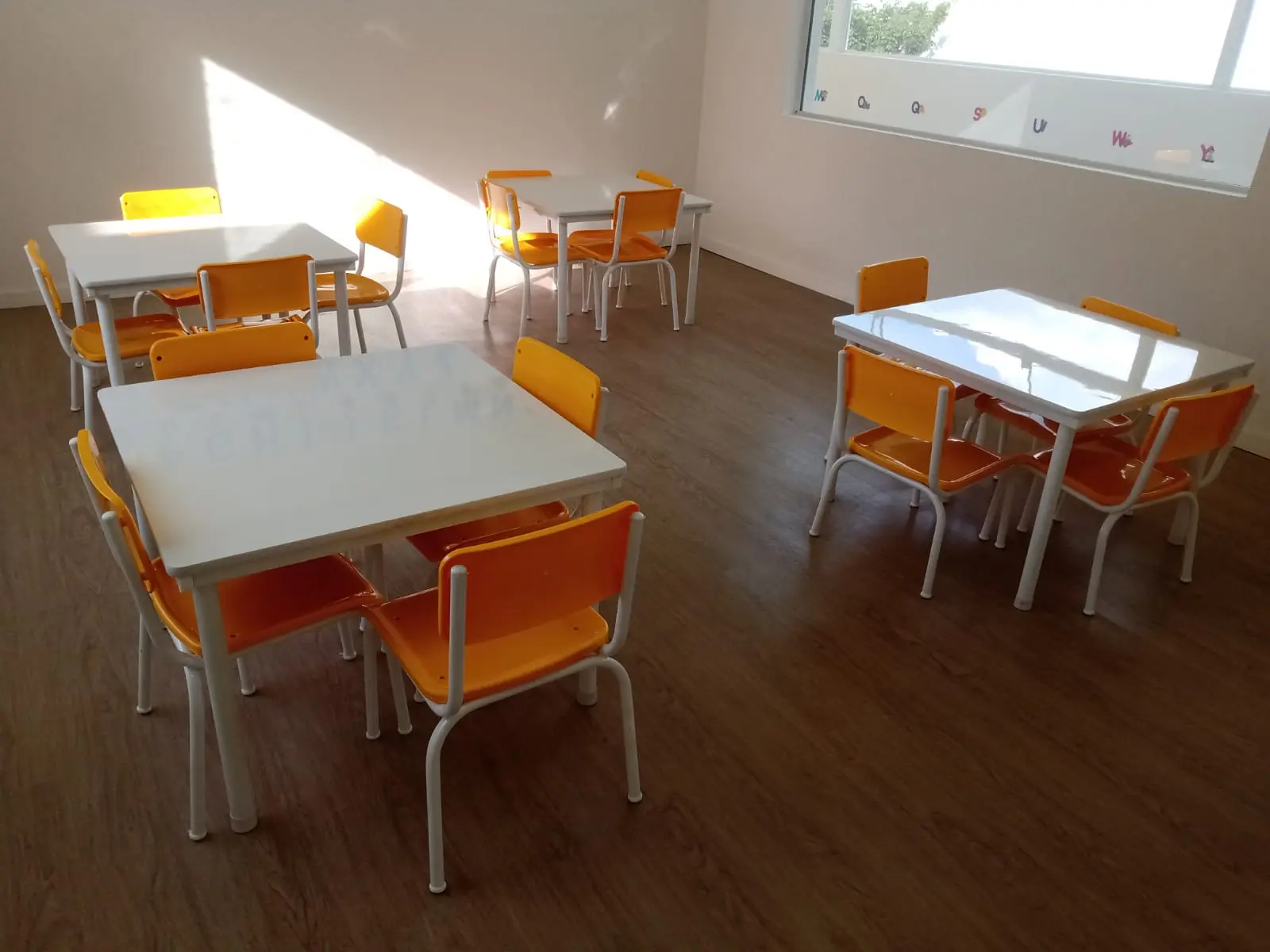 Sala Infantil Com Mesas Retangulares E Cadeiras Laranja Modelo 2