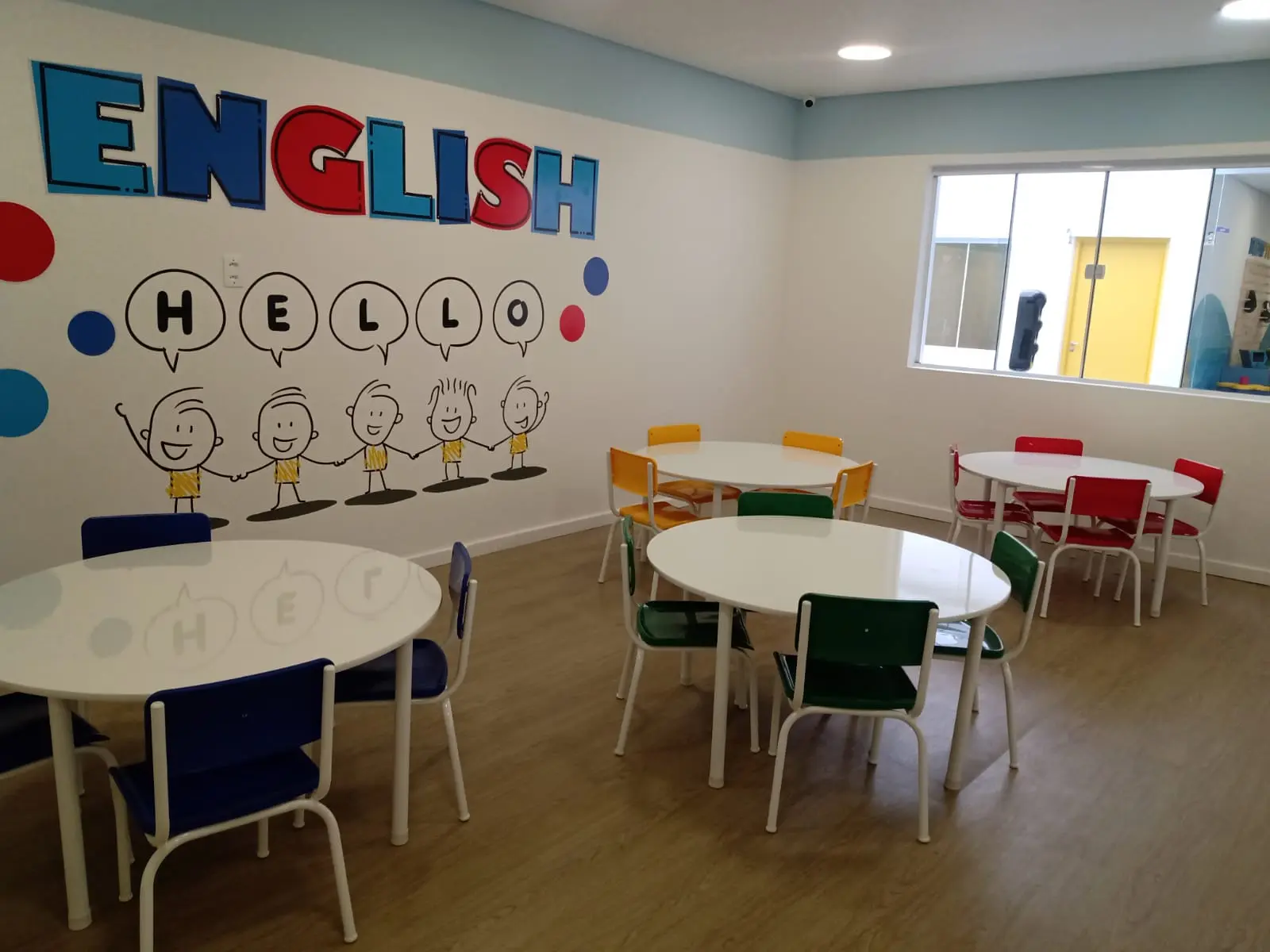 Sala Infantil De Ingles Com Mesas Redondas Modelo 1