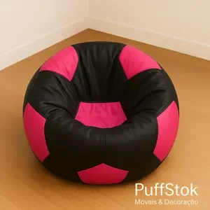 puffs preta e pink em couro sintético, sobre piso de madeira, com marca-d’água PuffStok