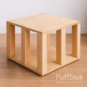 Estrutura de madeira de puff quadrado em pinus, com tampo superior e inferior e duas ripas centrais por lado, sobre piso claro.