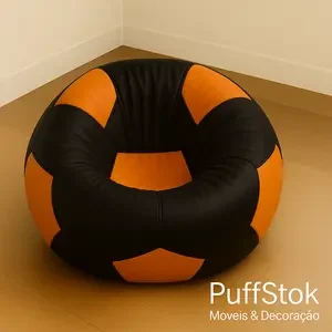 puffs futebol laranja e preto em couro sintético, sobre piso de madeira, com marca-d’água