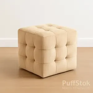 Puff capitonê em suede bege, acabamento elegante e costura reforçada PuffStok