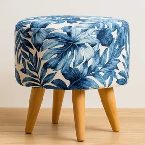 Puffs Direto da Fábrica pé palito estampado azul, pés de madeira clara, acabamento reforçado, produzido pela Fabricante de Puffs e entrega para todo Brasil