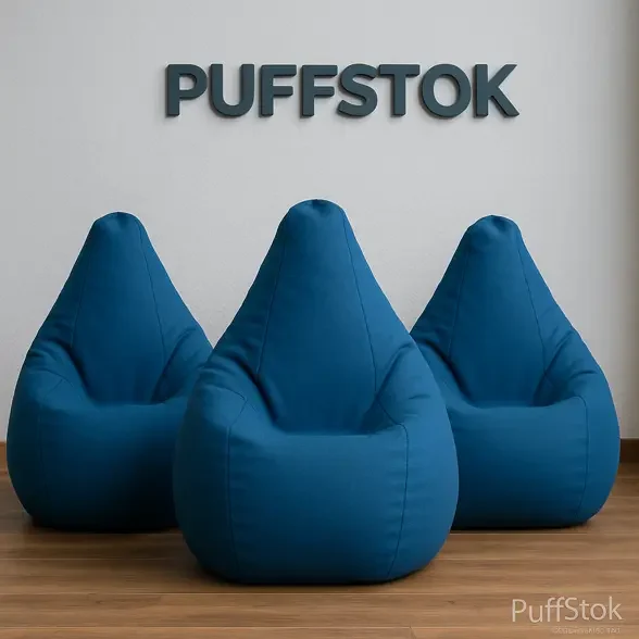 Três puffs pera azuis em escritório moderno, posicionados na área de descanso corporativa com piso de madeira e logo PuffStok ao fundo.