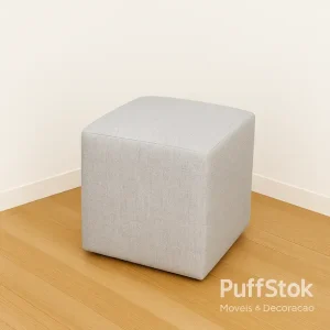 Puff quadrado bege da PuffStok em ambiente interno