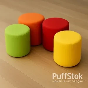 Puffs redondos coloridos da PuffStok sobre piso de madeira