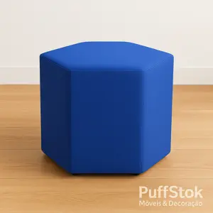 Puff azul hexagonal medidas padrão sobre piso de madeira em canto de parede branca – PuffStok