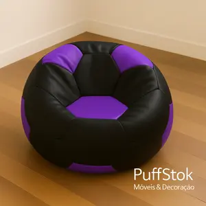 puff bola de futebol roxo e preto em couro sintético, sobre piso de madeira, com marca-d’água