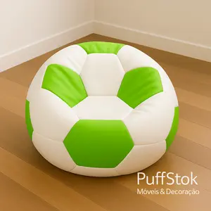 puff de futebol verde e branco em couro sintético, sobre piso de madeira, com marca-d’água PuffStok