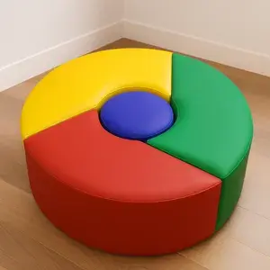 Puff Google redondo em quatro módulos coloridos sobre piso de madeira e, portanto, ideal para vitrines e escolas.