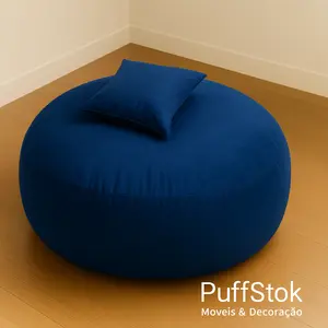 redondo azul, Puffs com almofada azul escuro, em canto de parede, sobre piso de madeira, com marca-d’água PuffStok