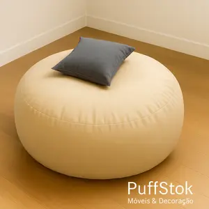 Puffs redondo bege com almofada cinza, em couro sintético ,puff sobre piso de madeira