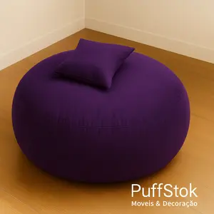 puff redondo, Puffs roxos com almofada roxa, em canto de parede, sobre piso de madeira, com marca-d’água PuffStok