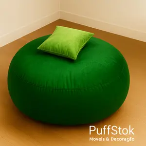 puff redondo verde com almofada verde claro, em canto de parede, sobre piso de madeira, com marca-d’água PuffStok
