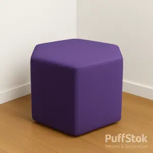 Puff roxo medidas padrão em canto de parede branca sobre piso de madeira – PuffStok