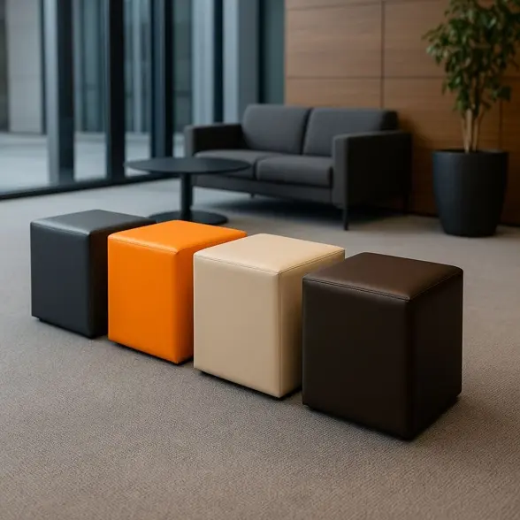 Aluguel de Puffs quadrados coloridos (preto, laranja, bege e marrom) da PuffStok em ambiente corporativo