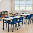 Salas de aula com móveis escolares